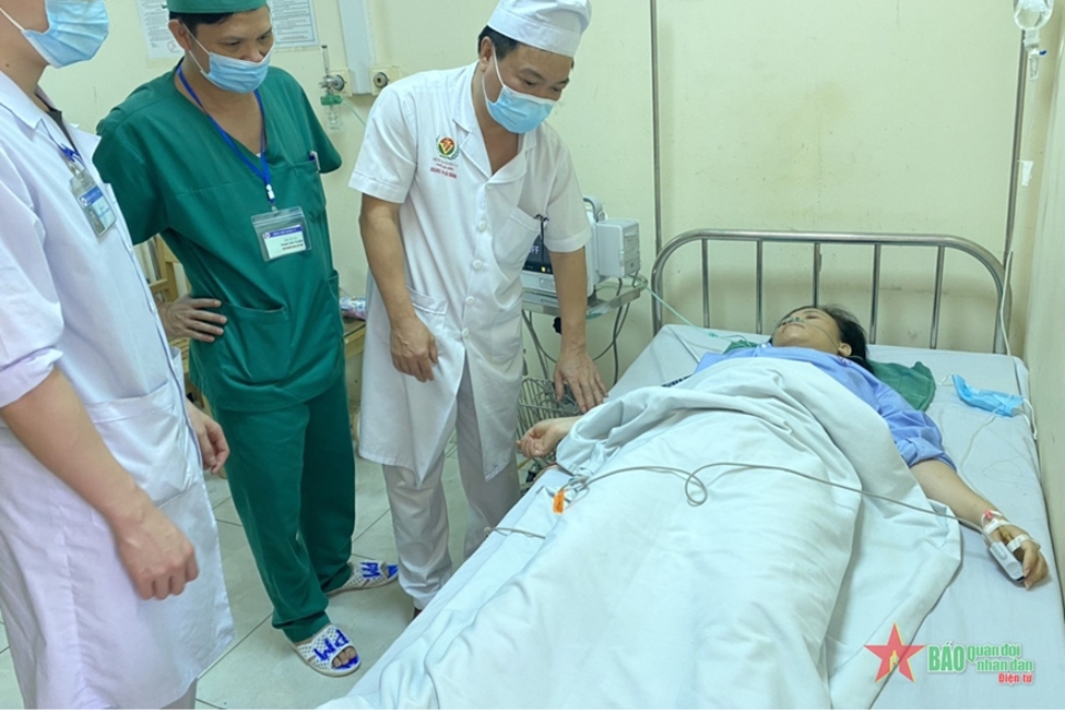 Mổ cắt khối u hạ vị nặng 5 kg cho bệnh nhân nữ
