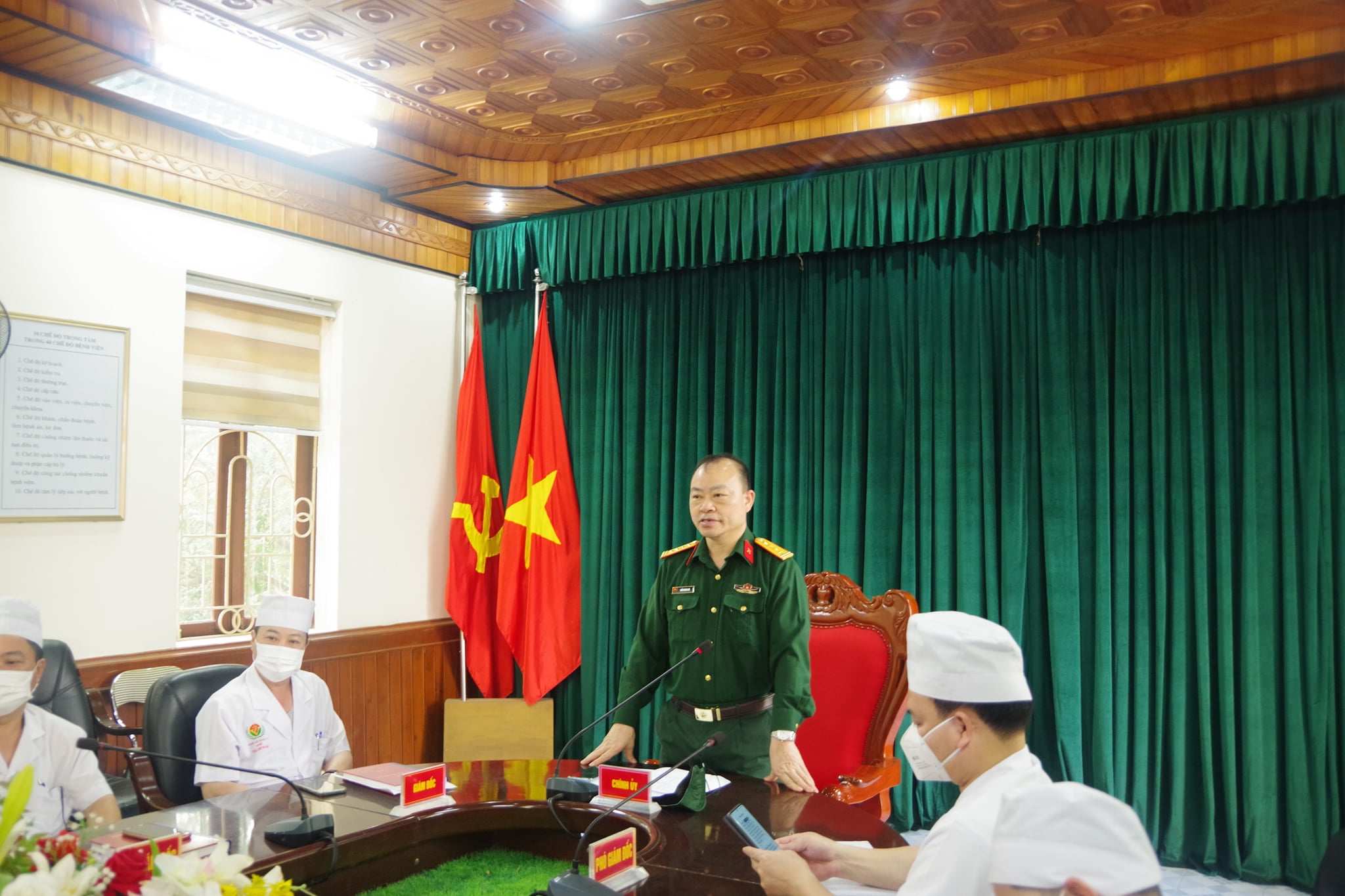 Người nhà bệnh nhân nhận lại bọc tiền sau 3,5 giờ để quên tại Bệnh viện Quân y 7