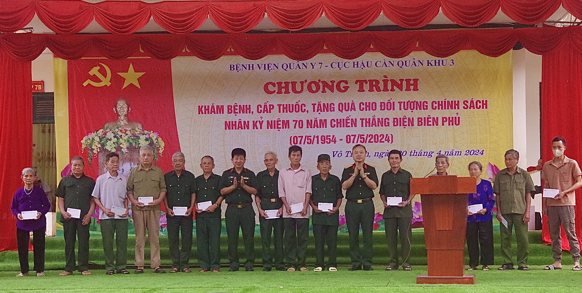Bệnh viện quân y 7 tổ chức đoàn khám bệnh, tặng quà và cấp thuốc miễn phí cho các đối tượng chính sách