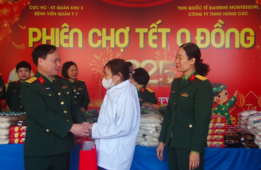 Phiên chợ Tết 0 đồng năm 2025: Mang Tết đến với người bệnh