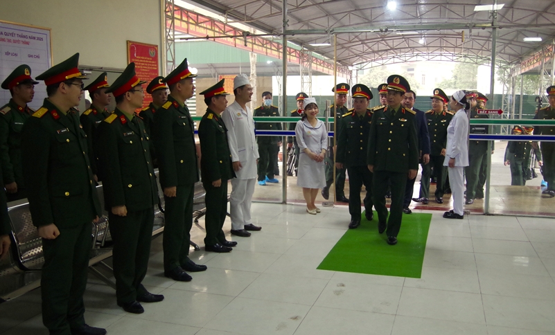Đại tướng Phan Văn Giang - Bộ trưởng Bộ Quốc phòng thăm và kiểm tra tại Bệnh viện quân y 7 