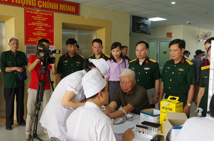 Bệnh viện Quân y 7 khám bệnh, tư vấn sức khỏe, cấp thuốc và tặng quà cho đối tượng chính sách tại phường Thành Đông