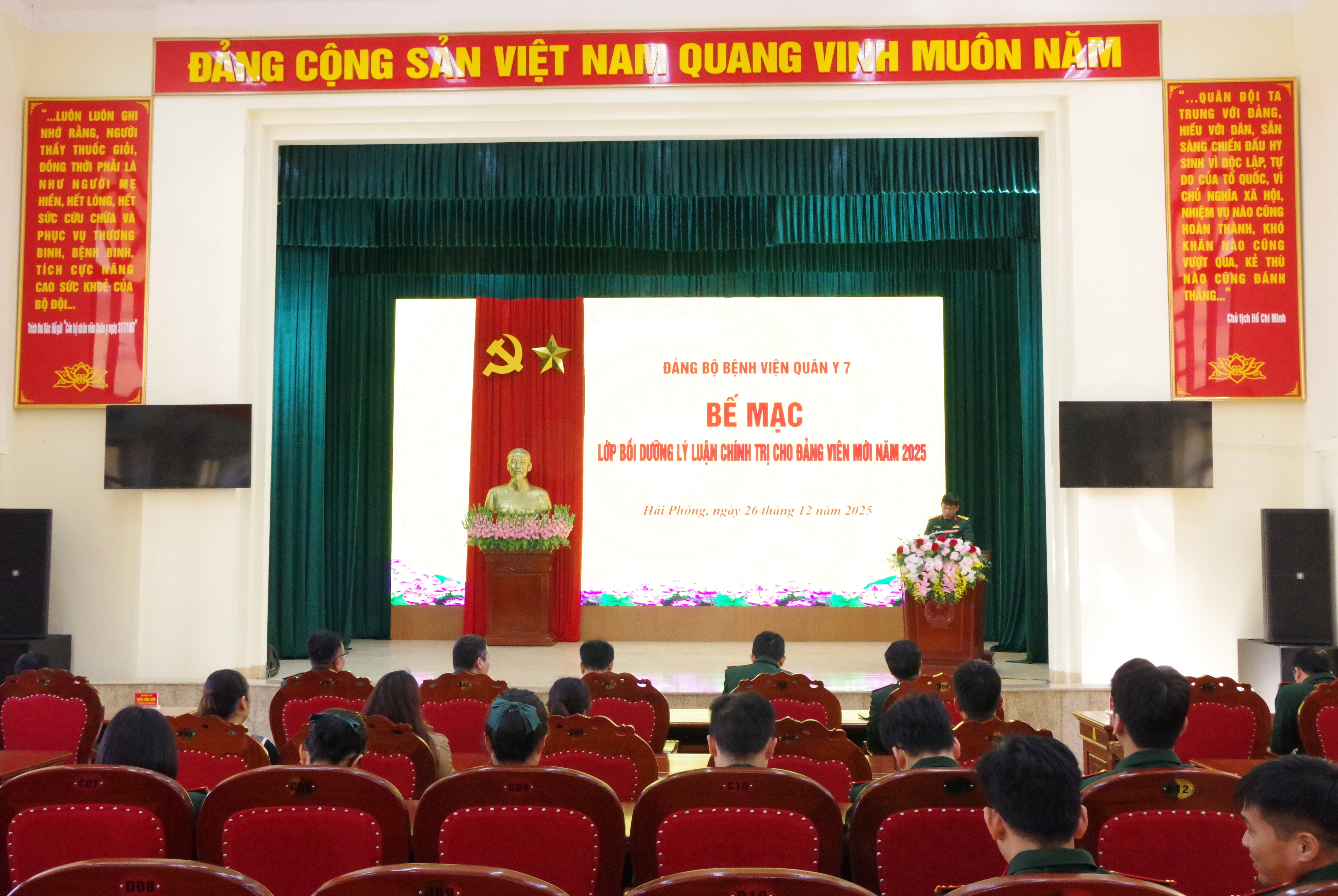 Đảng ủy Bệnh viện Quân y 7 bế mạc lớp bồi dưỡng lý luận chính trị cho đảng viên mới năm 2025